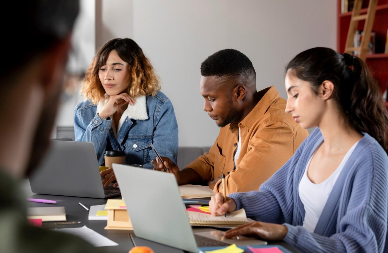 Professionelle Finanzberatung in modernem Büro